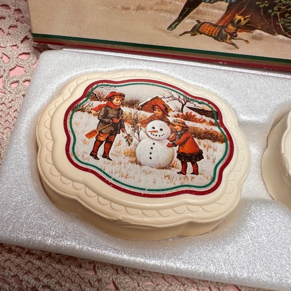 Vintage Avon White Christmas Collection Soap Set – Victorian Winter Scene – NIB - Picture 3 of 7